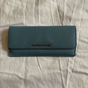 MICHEAL KORS WALLET - LIGHT BLUE